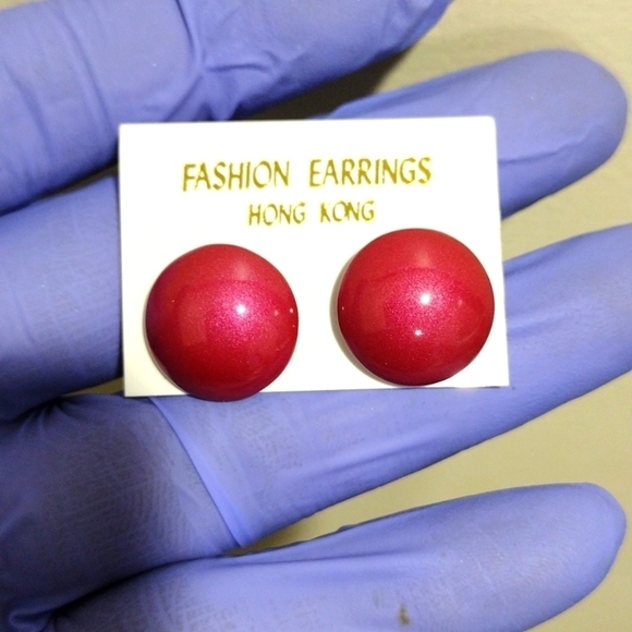Retro 1980s Red Enameled Metal Dome Stud Earrings – Chic Stylish Women's Jewelry - Picture 4 of 6